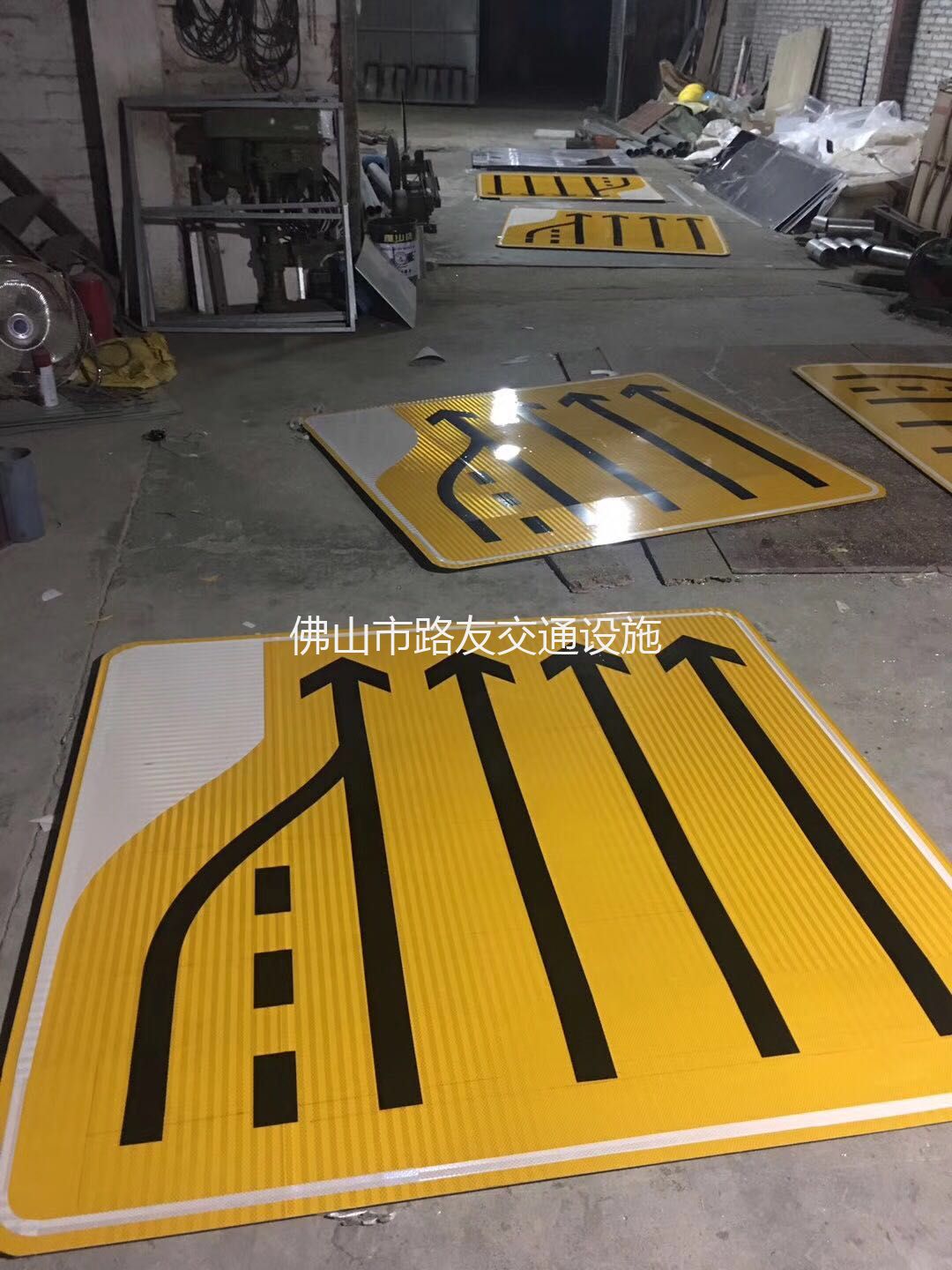 道路變窄標(biāo)示牌