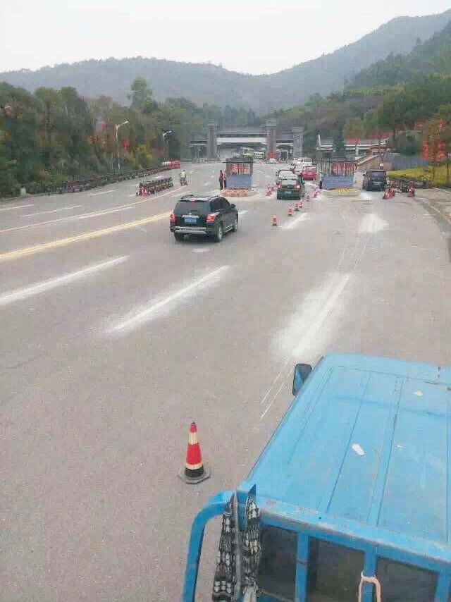 鏟除舊熱熔標(biāo)線(xiàn)